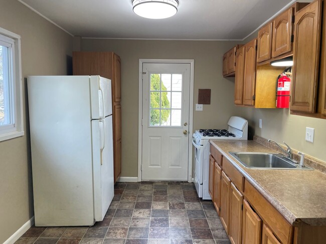 Building Photo - Spacious 4 bedroom, 2 Bathroom in Middleto...