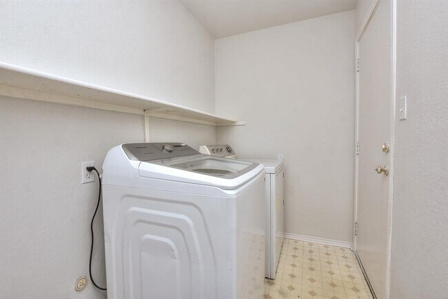 Building Photo - 3007 Crystal Cove