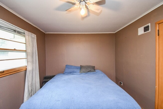 Building Photo - Spacious Central Sioux Falls Home with Ent...
