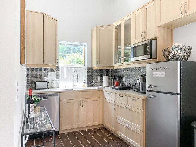 Building Photo - 3355 Saratoga Rd