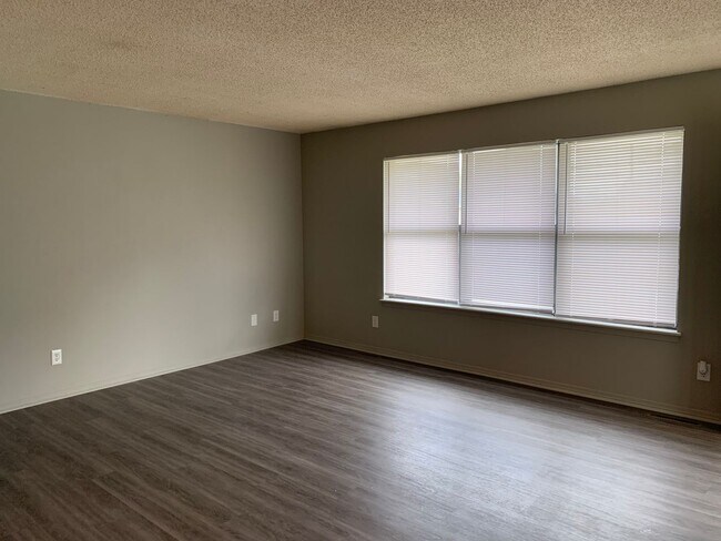 Building Photo - 3028-3030 W 15th St