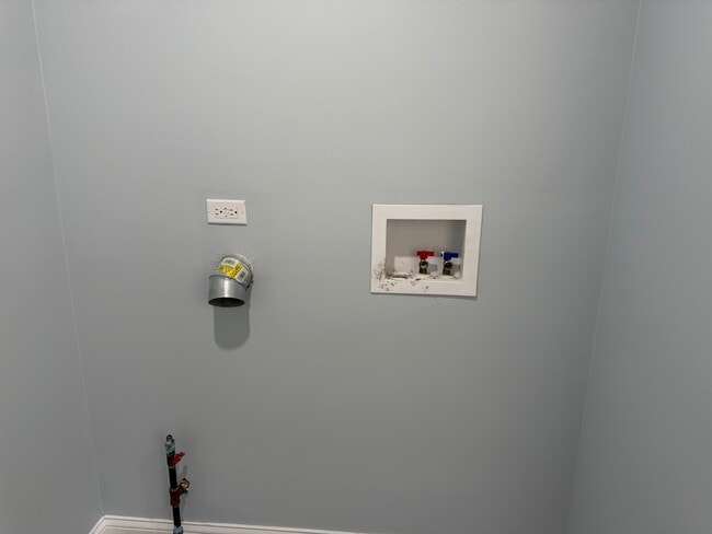 Building Photo - 218 S 14th Ave