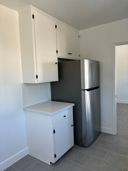 Building Photo - 347 6th Ave