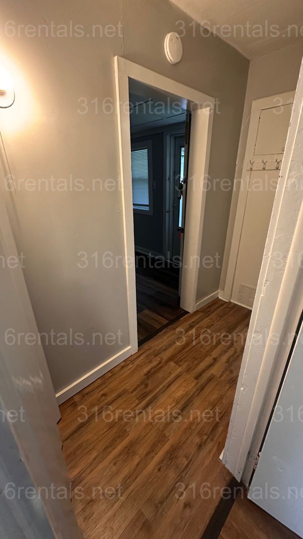Building Photo - $925 - 2 bed 1 bath - Single Family Home