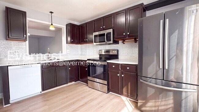 Building Photo - PROMO: Get $500 Off First Full Month’s Rent!/Spacious Town Home with Modern Amenities / 3 Beds & ...