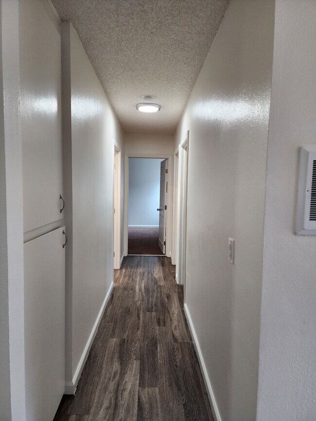 Building Photo - 3 bed, 2 bath