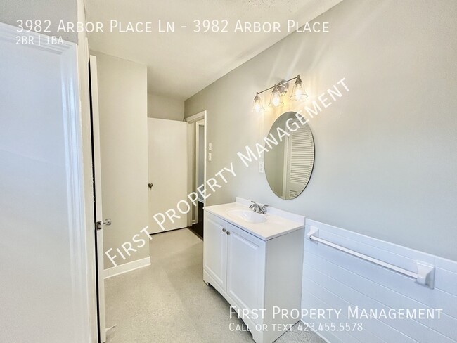 Building Photo - $700 Off One Month's Rent: 2/1 Remodeled D...