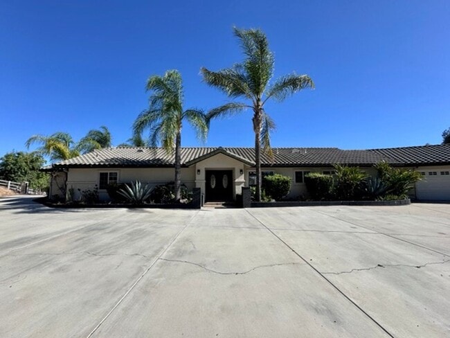 Building Photo - Move in Special! Move in by November 1st a...