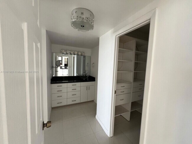 Building Photo - 500 Bayview Dr