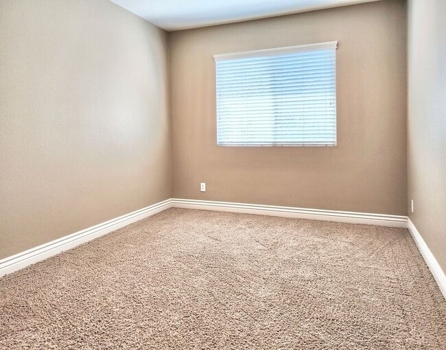 Building Photo - 112 Hedge Bloom