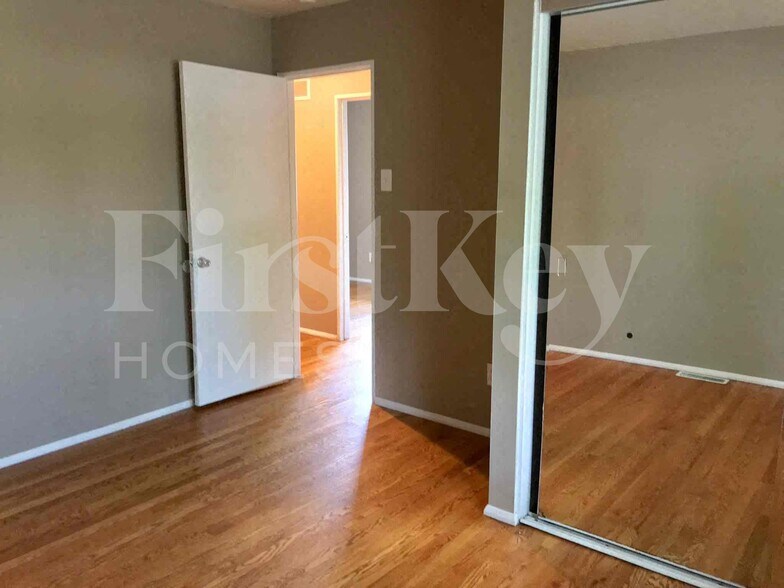Building Photo - 910 Claver Ln