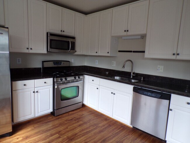 Building Photo - Two Bedroom, Two Level Condo Near Van Dorn...