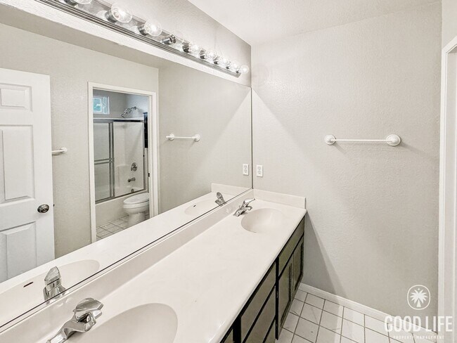 Building Photo - Great 4B/2.5BA House in Vista!