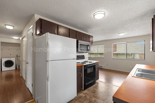 Building Photo - 911 E Bridgeport Ave