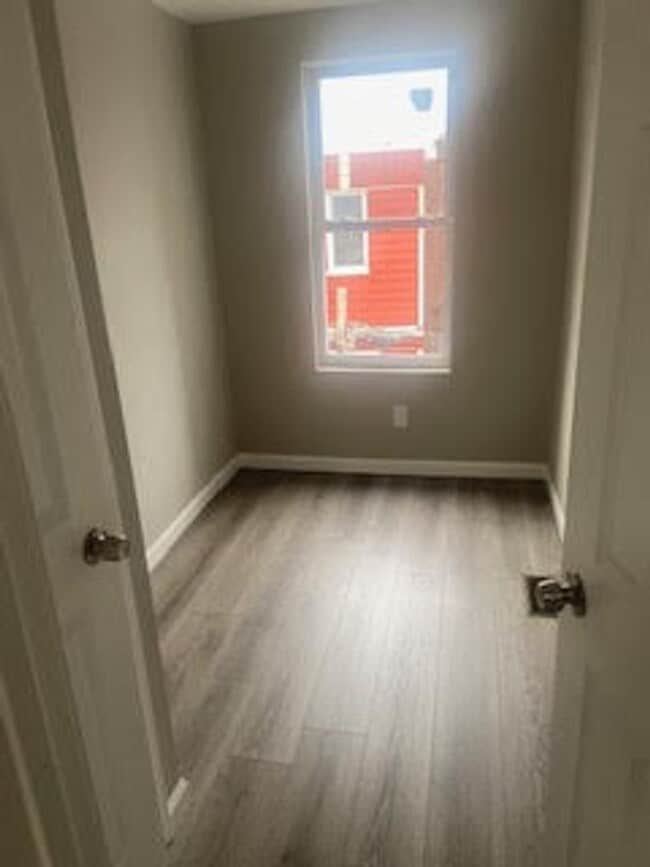 Building Photo - Large Home - Oak Lane