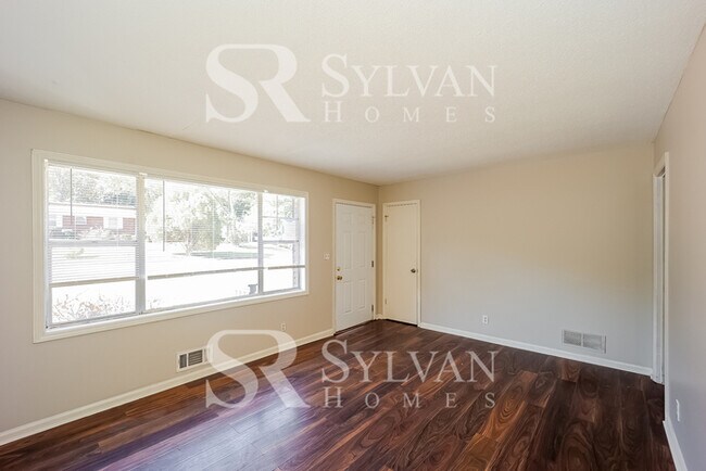 Building Photo - Your dream home awaits