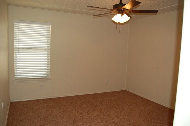 Building Photo - Three Bedroom in Southwest Lubbock - Great Location!