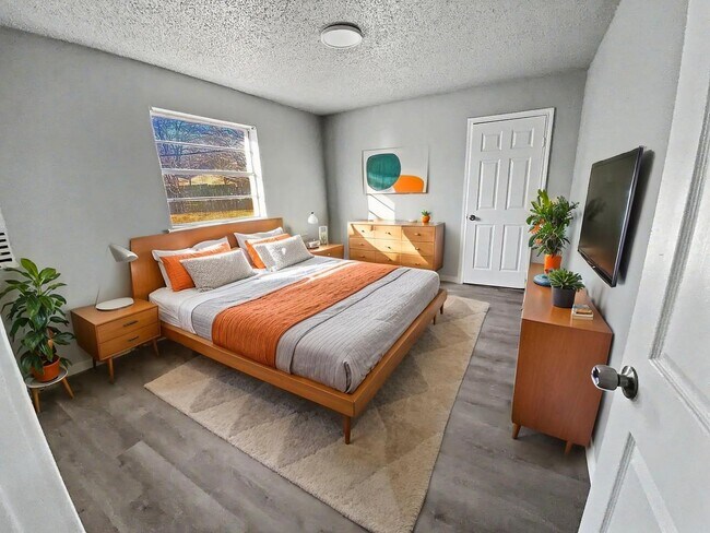 Building Photo - Freshly Renovated Home with HUGE backyard!