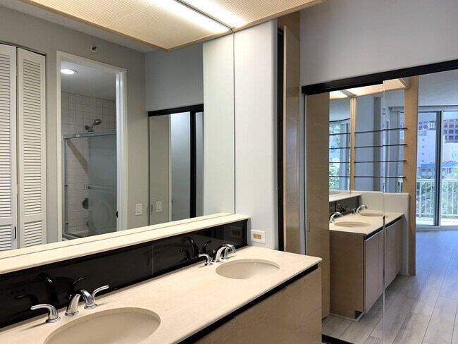 Building Photo - Furnished, Pet Friendly - Honolulu Park Pl...
