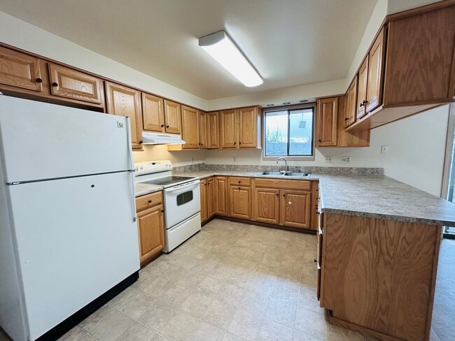 Building Photo - ***PENDING APPLICATION***3 Bedroom Home located in the heart of town! Close to everything!