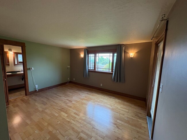 Building Photo - 631 W Crestline Dr
