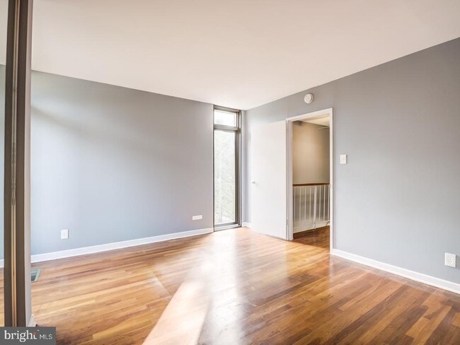 Building Photo - 1265 Delaware Ave SW