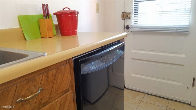 Building Photo - 2 br, 1 bath 4plex - 5106 Westminster Pl A...