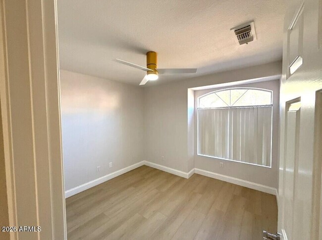 Building Photo - 913 W Horseshoe Ave