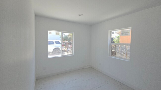Building Photo - 1319 E 59th Pl