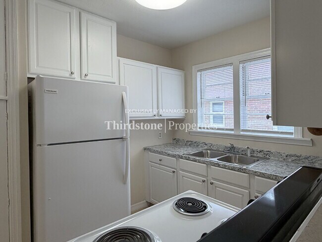Building Photo - 2659 College St