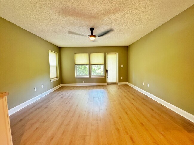 Building Photo - Spacious two-story island townhome in gate...