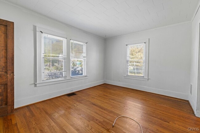 Building Photo - 401 Valley Dr