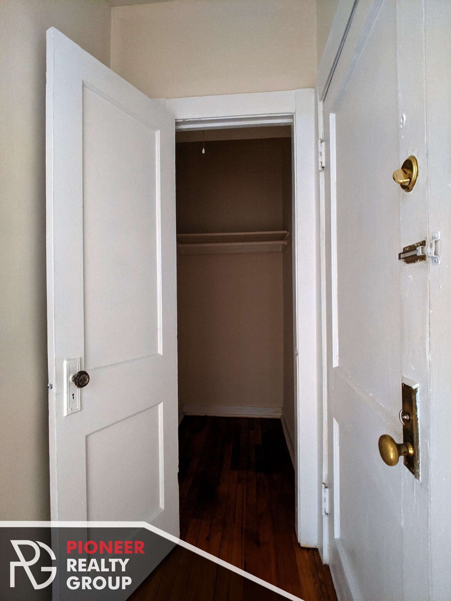 Building Photo - 949 W Cornelia Ave