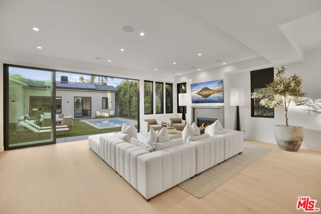 Building Photo - 4433 Kraft Ave