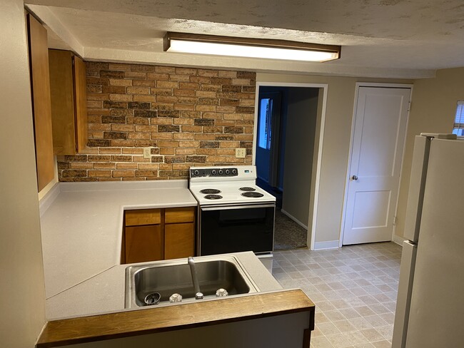 Kitchen - 7187 N Fiske Ave