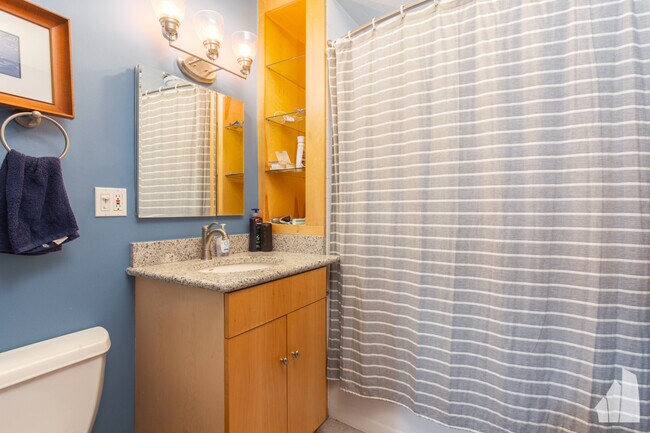 Building Photo - 1538 W Wrightwood Ave