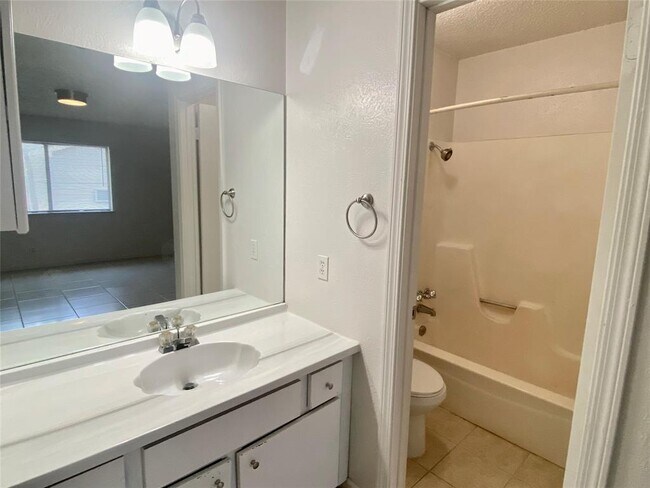 Building Photo - 1202 Meadgreen Dr