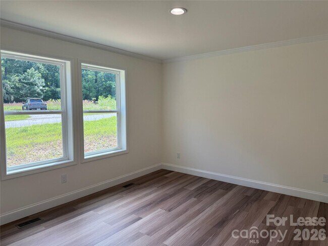 Building Photo - 204 Oscelake Way