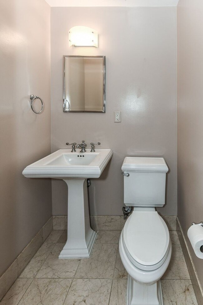 Building Photo - Luxury Two Bedroom near DuPont + Parking