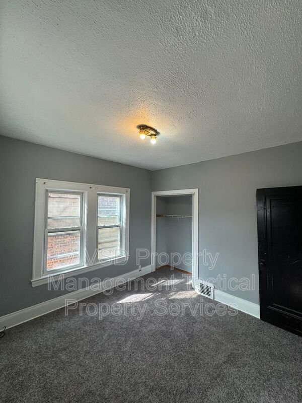 Building Photo - 3289 E 143rd St