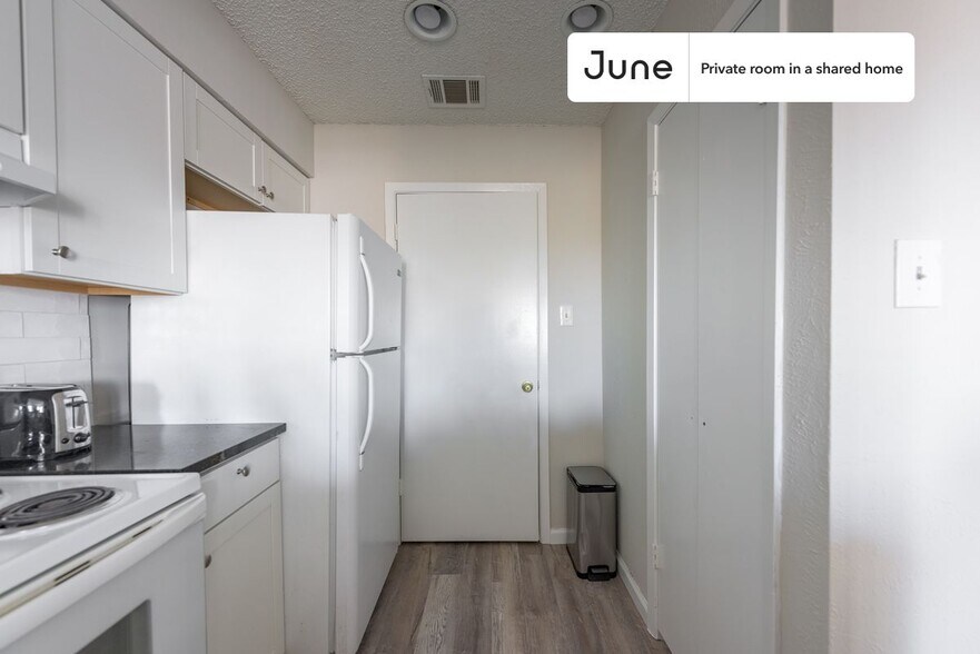 Building Photo - Room in Shared 2 bed/2 bath home