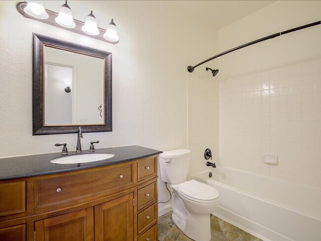 Building Photo - 3 Bedroom 2 Bathroom