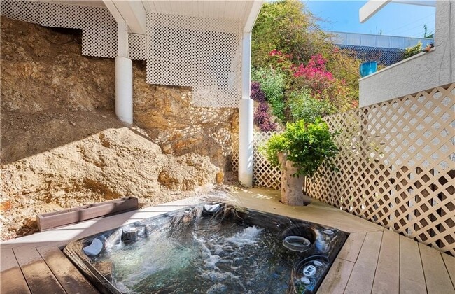 Building Photo - 2700 Bayside Dr