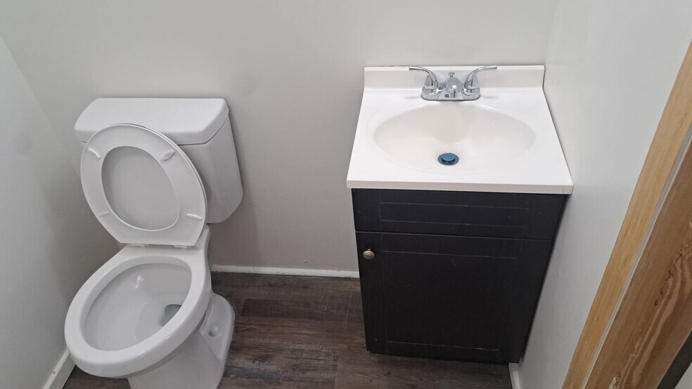 Building Photo - 916 Fairway Dr NW