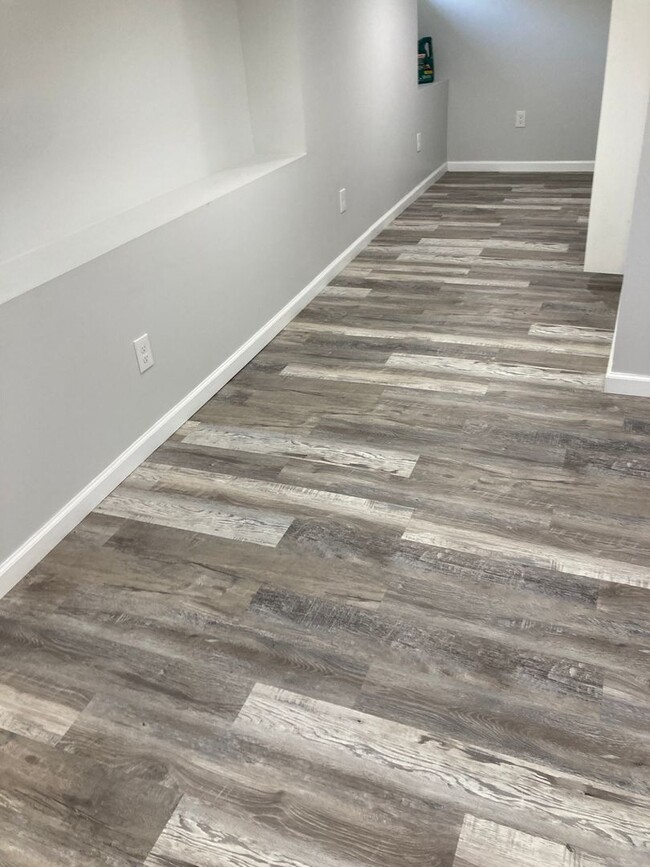 Building Photo - Fully renovated 3 bedroom, 2.5 bathroom en...