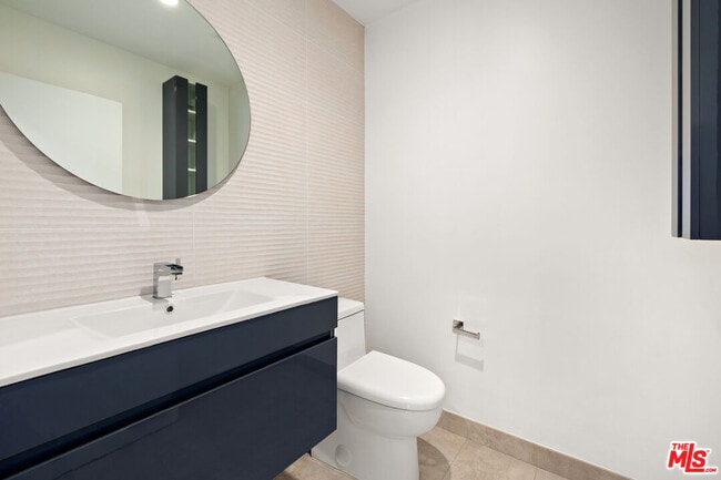 Building Photo - 1228 N Sycamore Ave