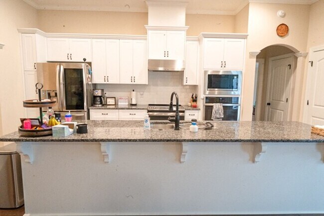 Building Photo - 4 Bedroom 3 Bathroom Ranch