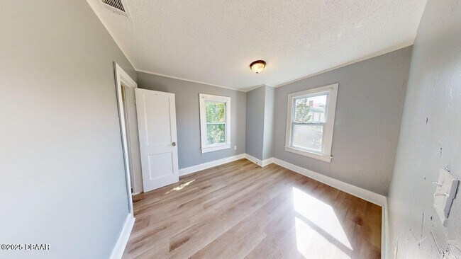 Building Photo - 831 N Oleander Ave