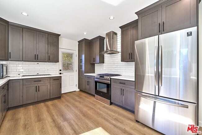 Building Photo - 6443 Columbus Ave