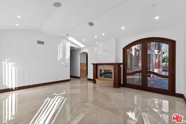 Building Photo - 4536 Vanalden Ave